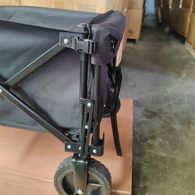折るトロリー庭のピクニックに沿う黒い引き